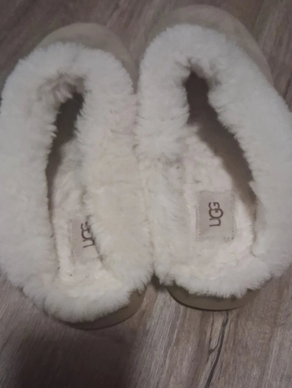 8.5 UGG Shearling Cuff Slip-On Slippers in Beige - Picture 4 of 7